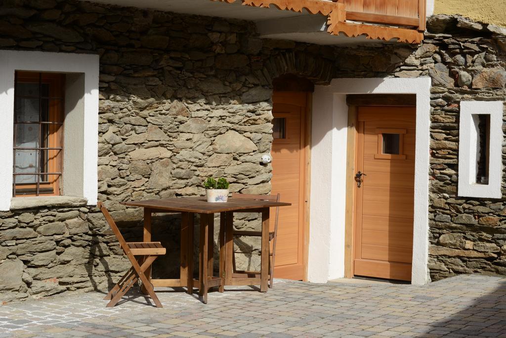 Vieilles Maisons D'Introd Exterior photo